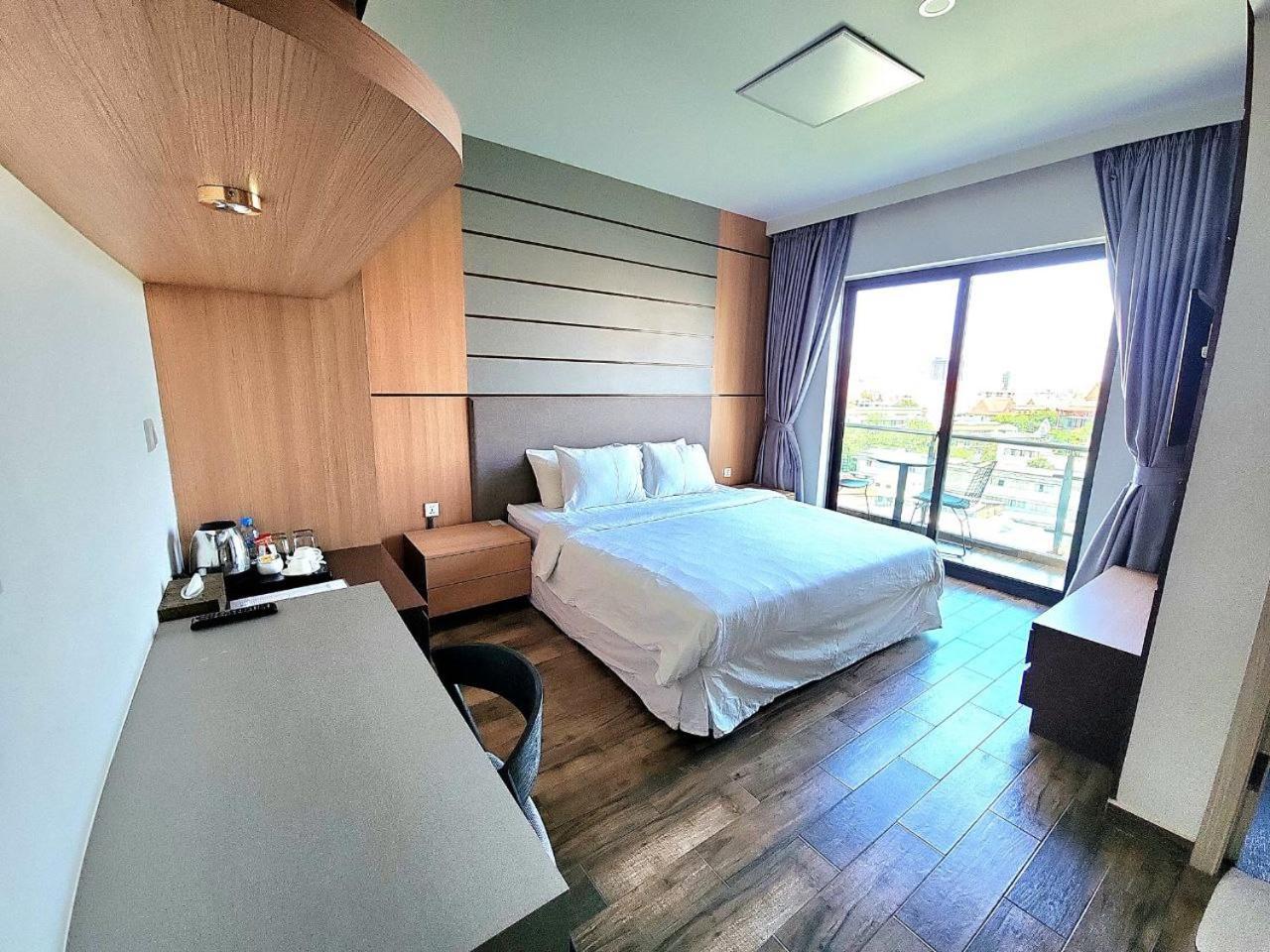 Chilchill Hotel Riverside Phnom Penh Exterior foto